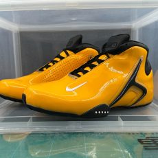 Zapatillas Nike 'Flight' usadas en juego por Derek Fisher de Los Angeles Lakers en la temporada 2000-01 (temporada repetida).