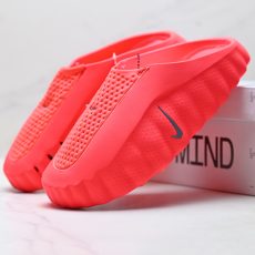Mules Nike Mind 001 Pregame-Rojo solar/Hyper