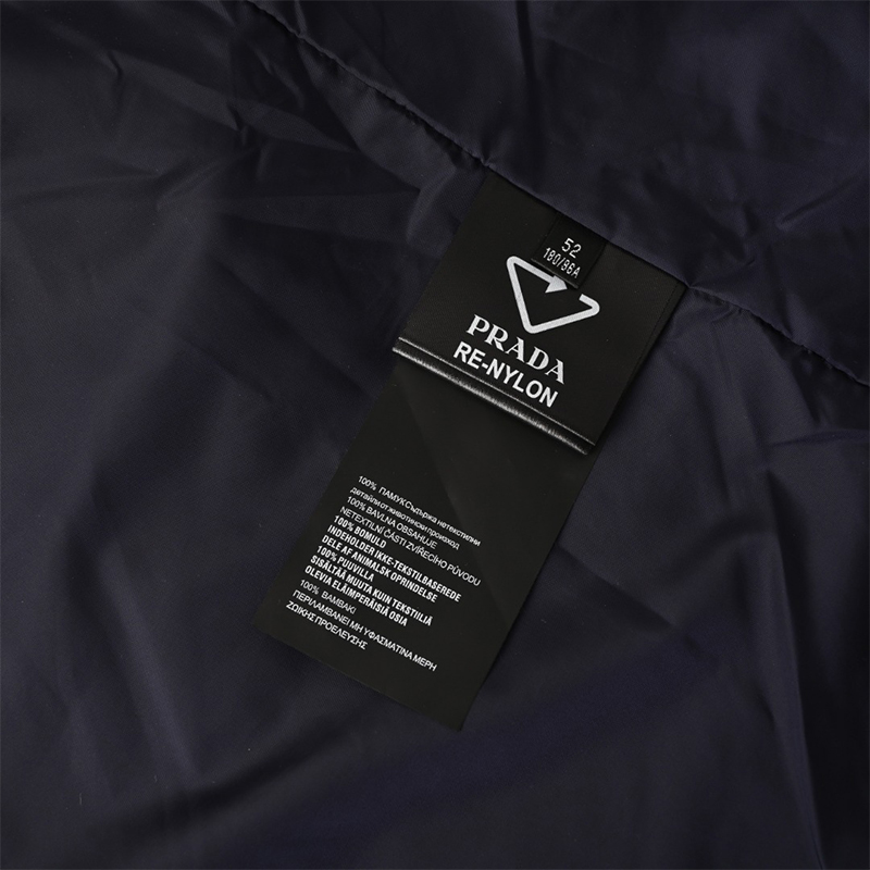 Chaqueta blusón Prada de nailon con capucha desmontable - Imagen 9